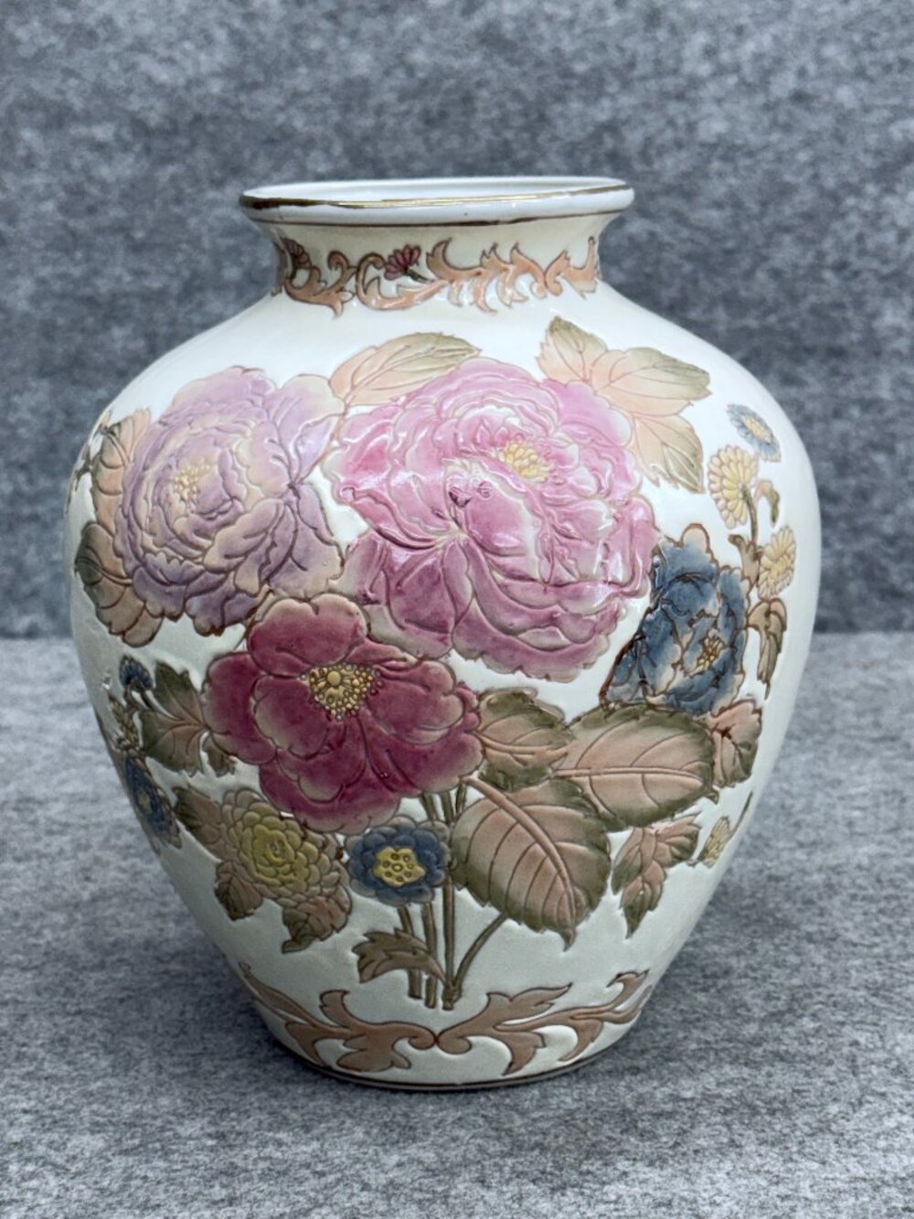 Vintage Andrea by Sadek Victoria Morland Majesty Moss Rose Porcelain Vase 9"